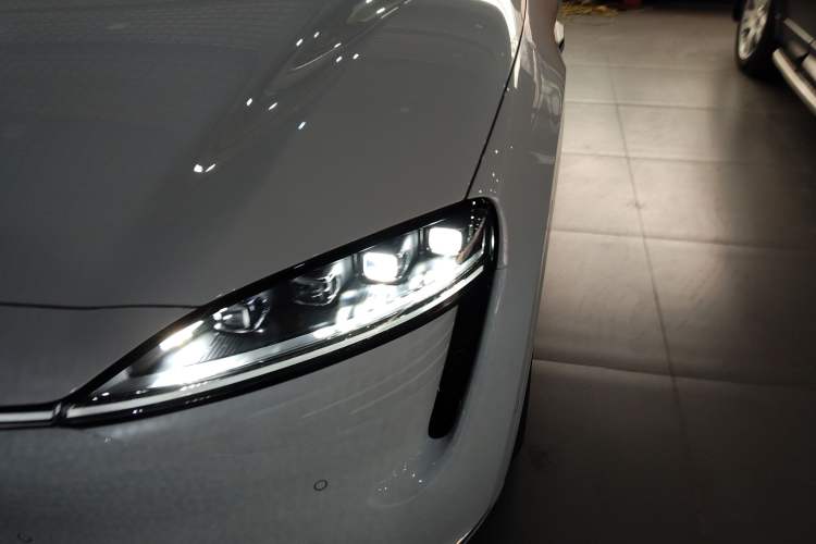 Used Hima Luxeed R7 2024 All-Electric 667 km Max Left Front Headlight