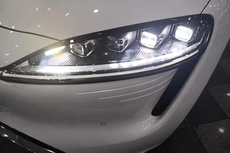 Used Hima Luxeed R7 2024 All-Electric 802 km Max Left Front Headlight