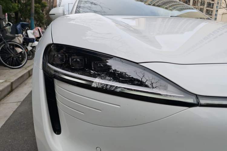 Used Hima Luxeed R7 2024 All-Electric 802 km Max Right Front Headlight