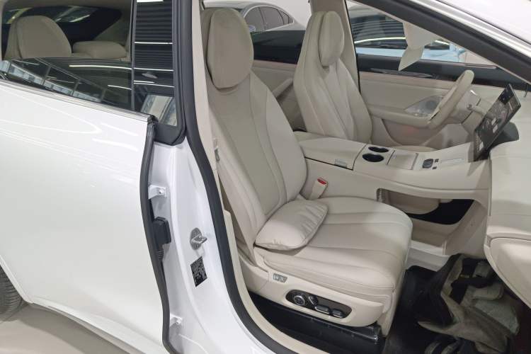 Used Hima Luxeed R7 2024 All-Electric 802 km Max Right Front Seat
