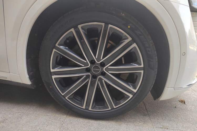 Used Hima Luxeed R7 2024 All-Electric 667 km Max Right Front Wheel Hub