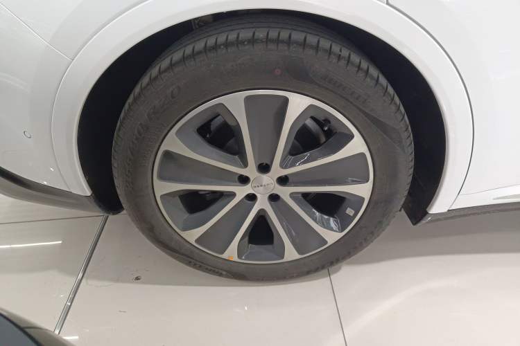 Used Hima Luxeed R7 2024 All-Electric 802 km Max Right Rear Wheel Hub