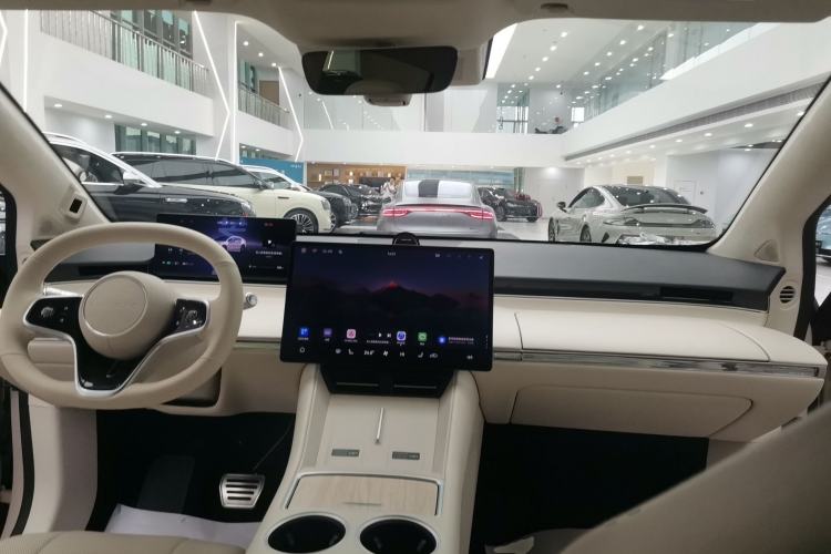 Used Hima Luxeed R7 2024 All-Electric 802 km Max Center Console