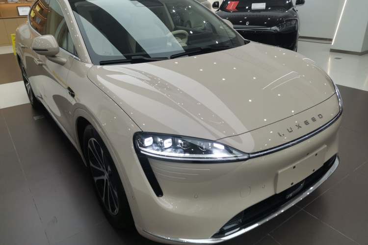 Used Hima Luxeed R7 2024 All-Electric 802 km Max Front Right 45 Deg