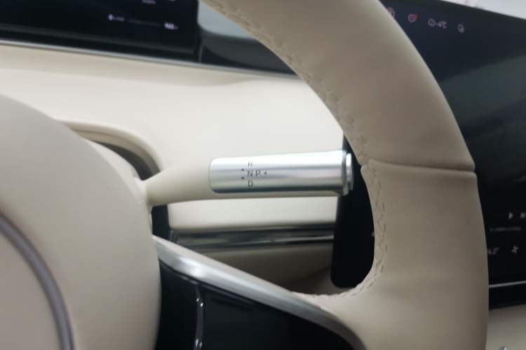 Used Hima Luxeed R7 2024 All-Electric 802 km Max Gear Lever