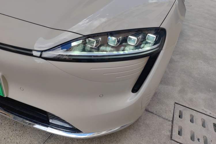 Used Hima Luxeed R7 2024 All-Electric 802 km Max Left Front Headlight