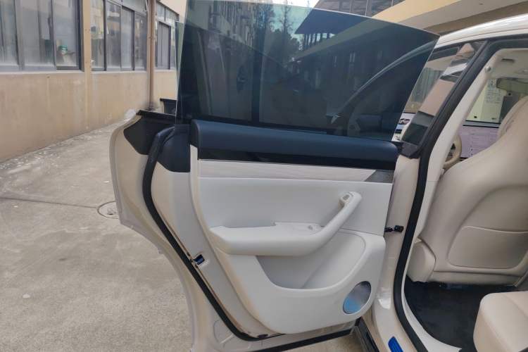 Used Hima Luxeed R7 2024 All-Electric 802 km Max Left Rear Door Interior