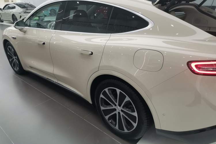 Used Hima Luxeed R7 2024 All-Electric 802 km Max Left Side