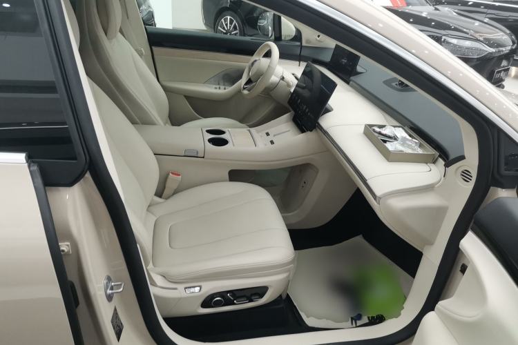 Used Hima Luxeed R7 2024 All-Electric 802 km Max Right Front Seat