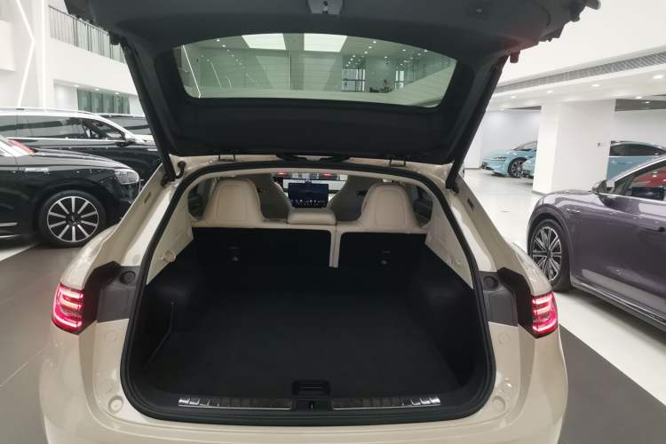 Used Hima Luxeed R7 2024 All-Electric 802 km Max Trunk