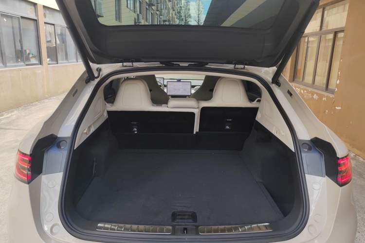 Used Hima Luxeed R7 2024 All-Electric 802 km Max Trunk