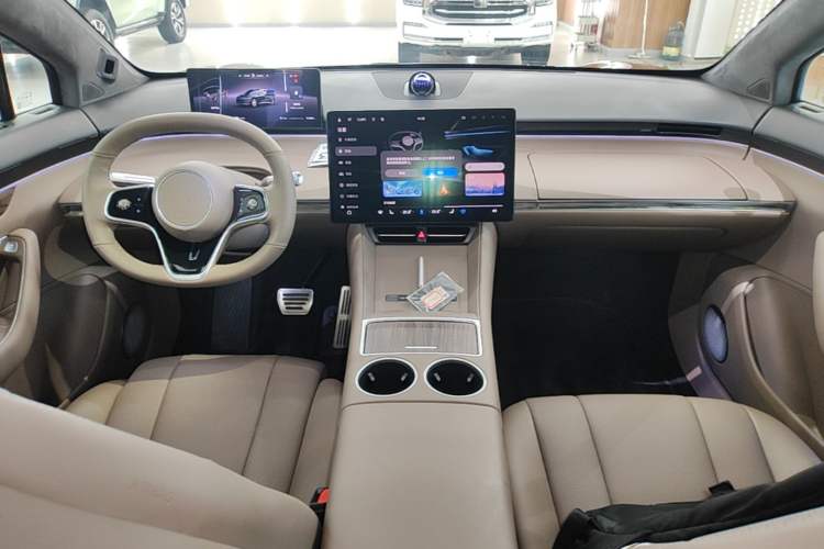 Used Hima Luxeed R7 2025 Range-Extended Version 251 km Max Center Console