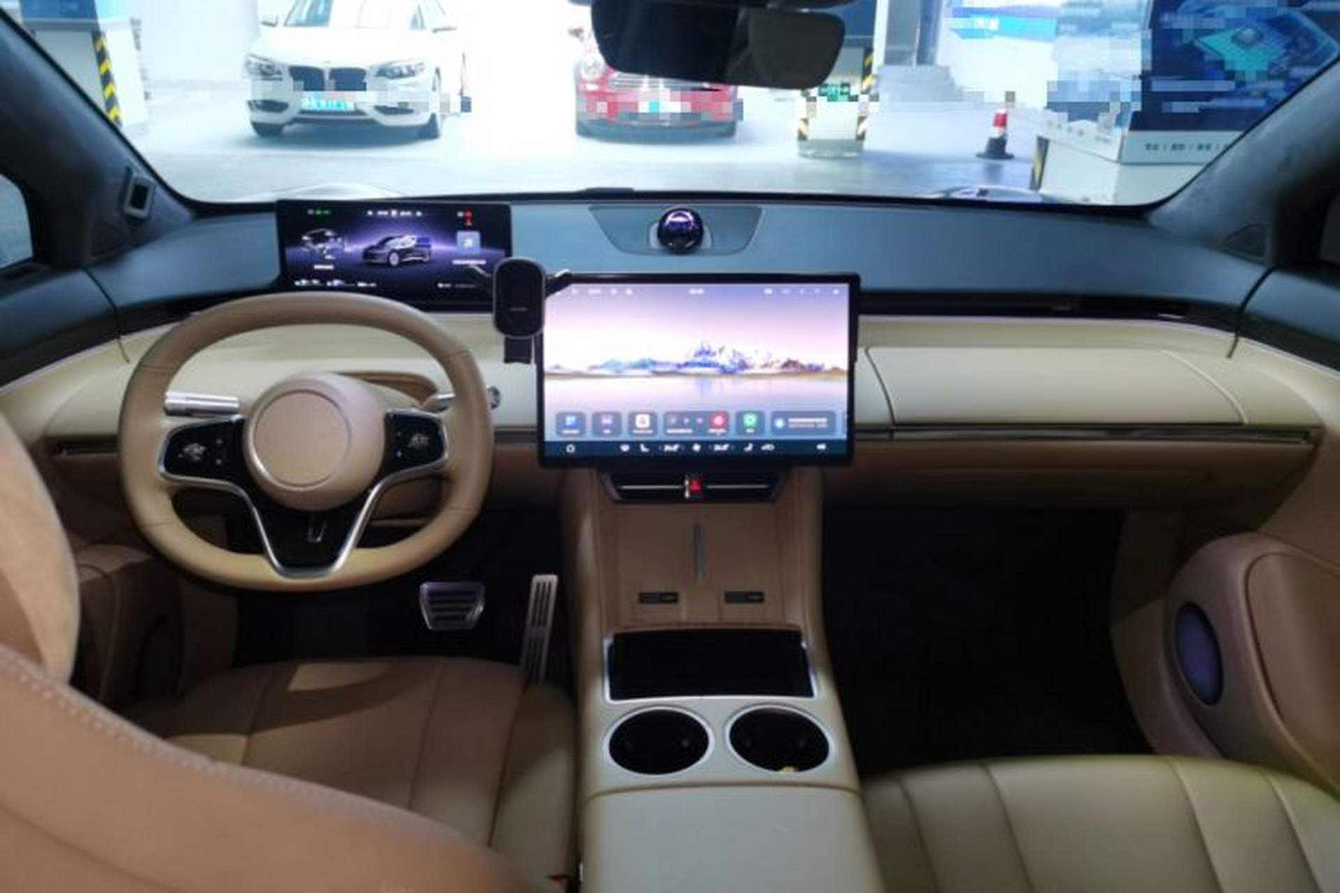 Used Hima Luxeed R7 2025 Range-Extended Version 251 km Max Center Console