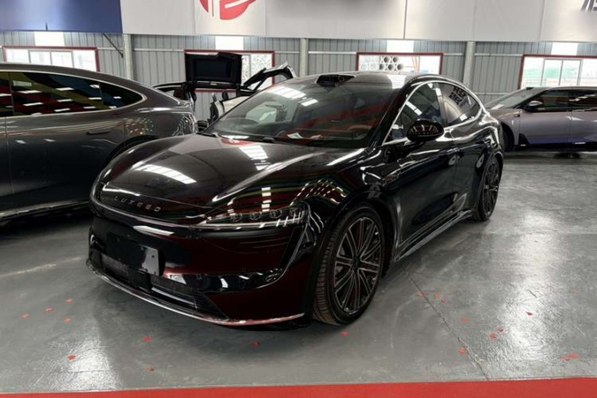 Used Hima Luxeed R7 2025 Range-Extended Version 360 km Max Front Left 45 Deg