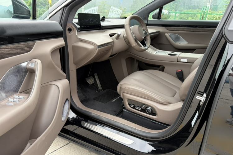 Used Hima Luxeed R7 2025 Range-Extended Version 251 km Max Interior 3