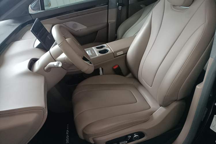 Used Hima Luxeed R7 2025 Range-Extended Version 251 km Max Left Front Seat
