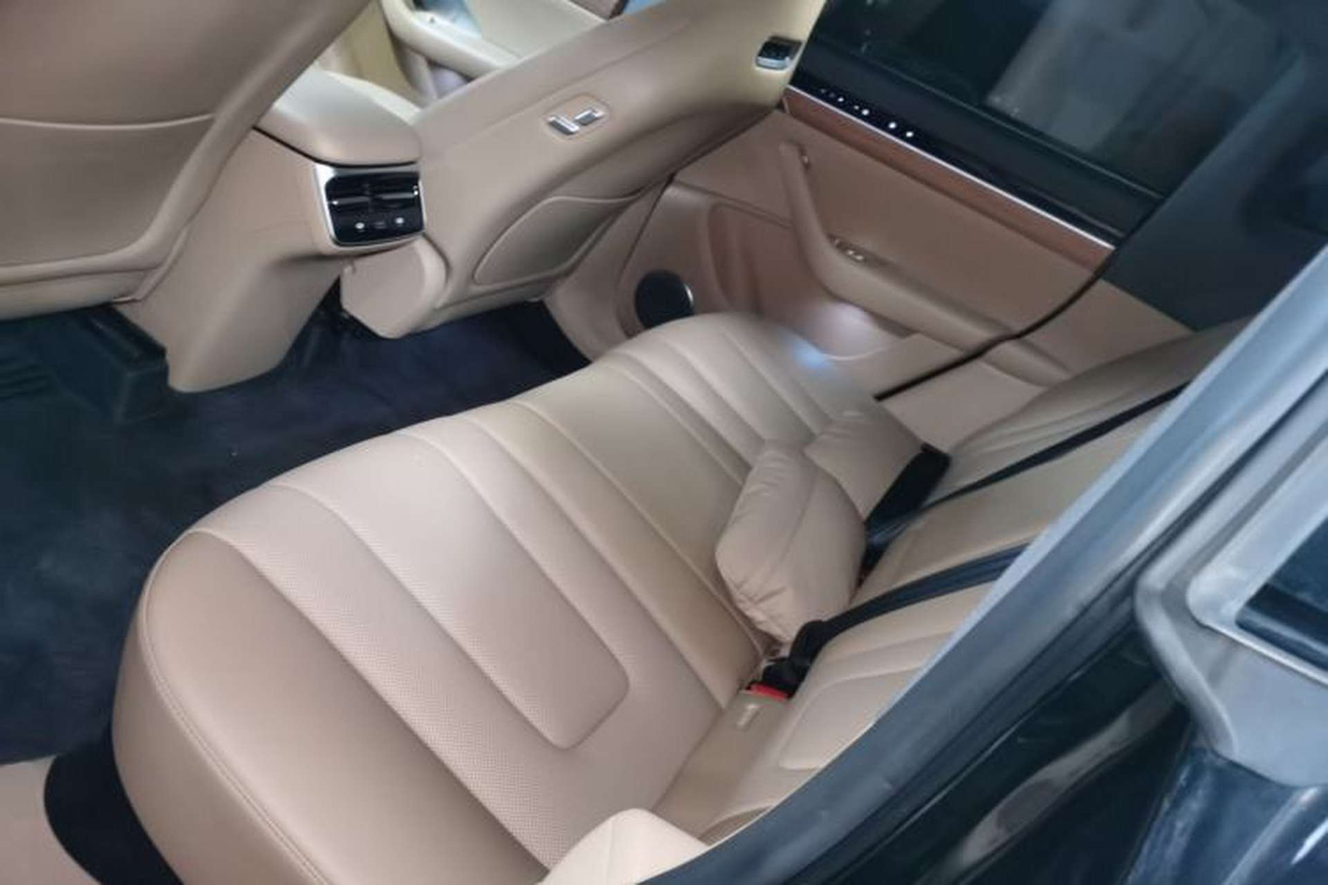 Used Hima Luxeed R7 2025 Range-Extended Version 251 km Max Left Rear Seat