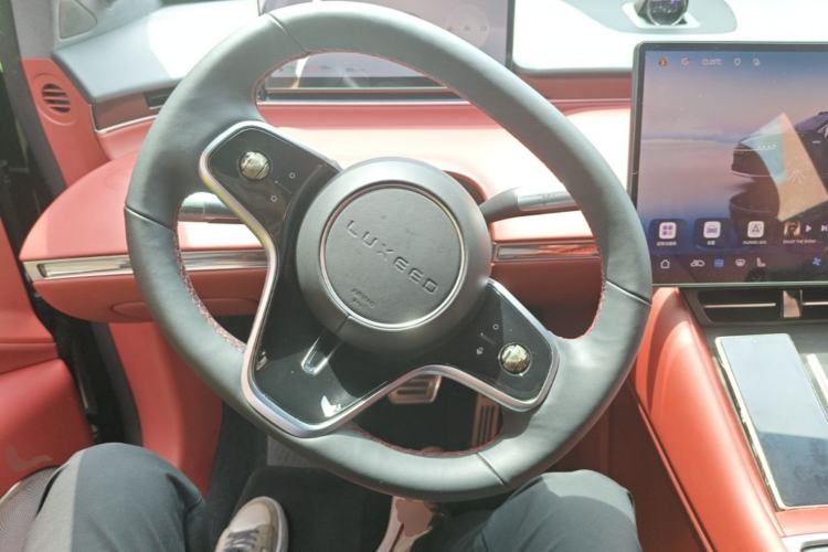 Used Hima Luxeed R7 2025 Range-Extended Version 251 km Max Steering Wheel