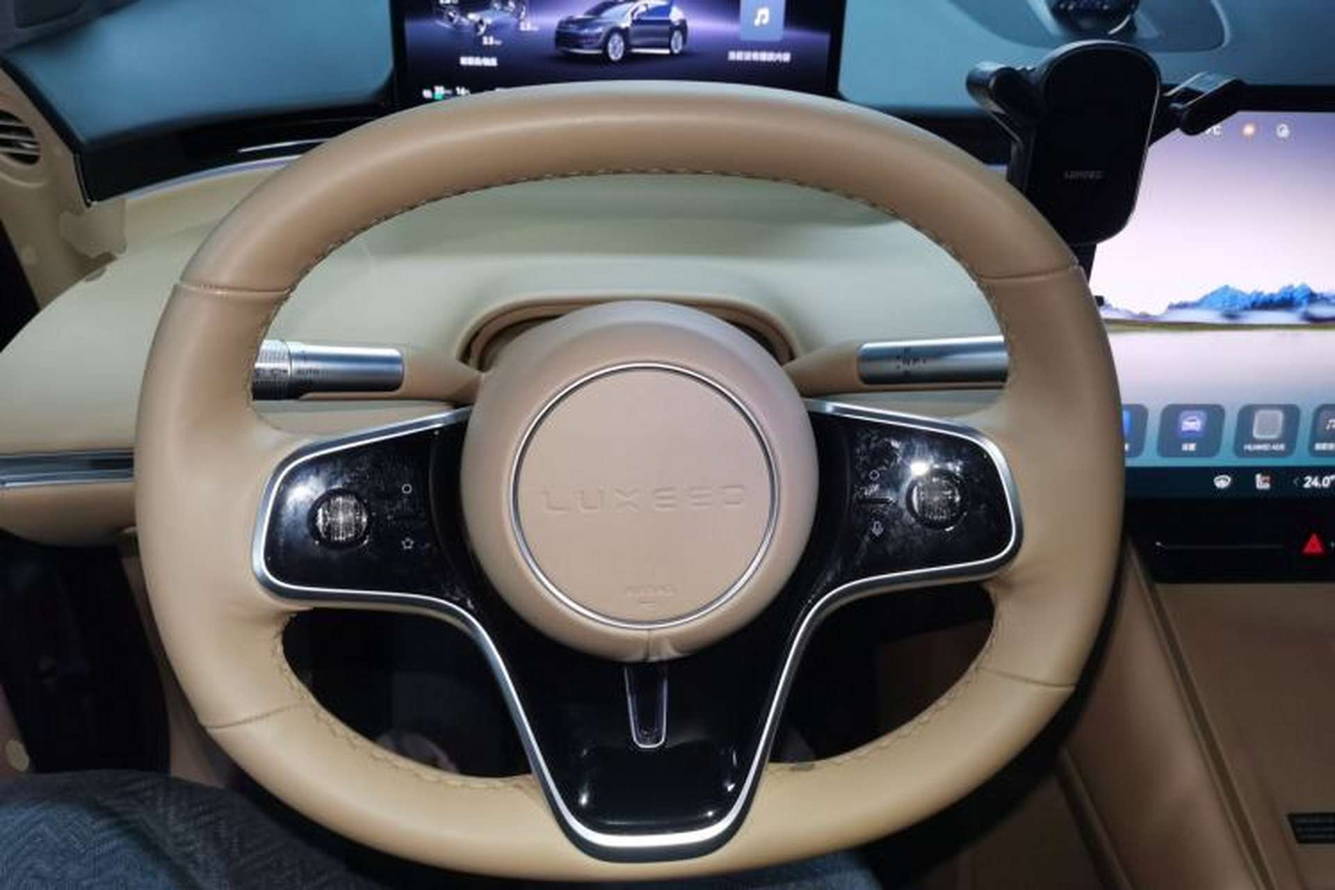 Used Hima Luxeed R7 2025 Range-Extended Version 251 km Max Steering Wheel
