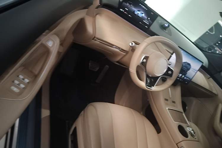 Used Hima Luxeed R7 2025 Range-Extended Version 251 km Max Driver Seat