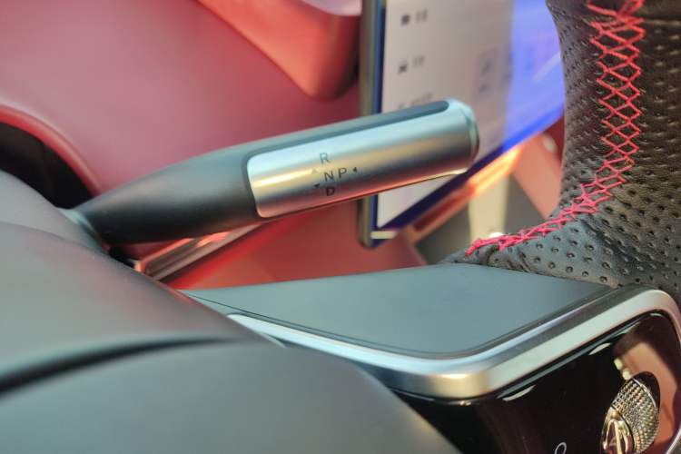 Used Hima Luxeed R7 2025 Range-Extended Version 251 km Max Gear Lever