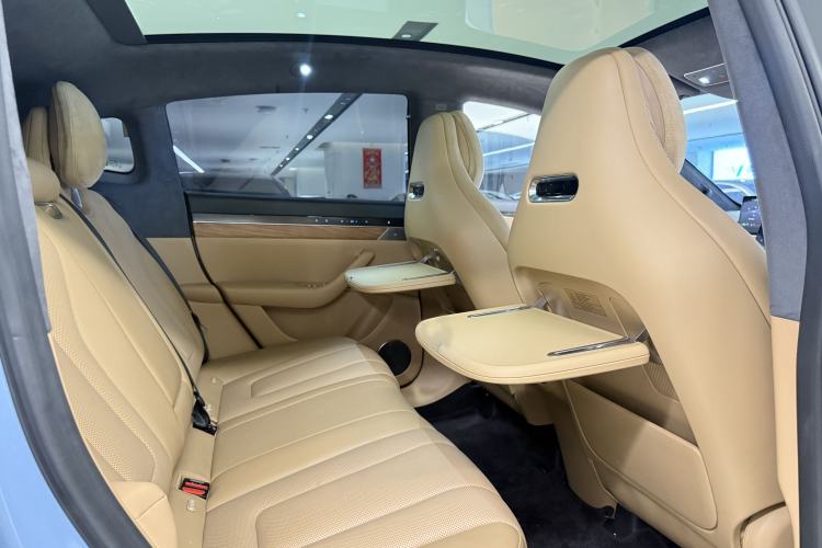 Used Hima Luxeed R7 2025 Range-Extended Version 251 km Max Interior 3