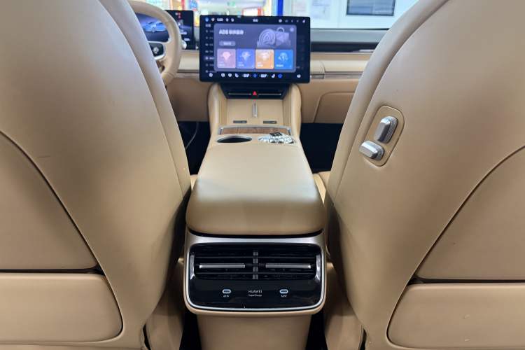 Used Hima Luxeed R7 2025 Range-Extended Version 251 km Max Interior 9