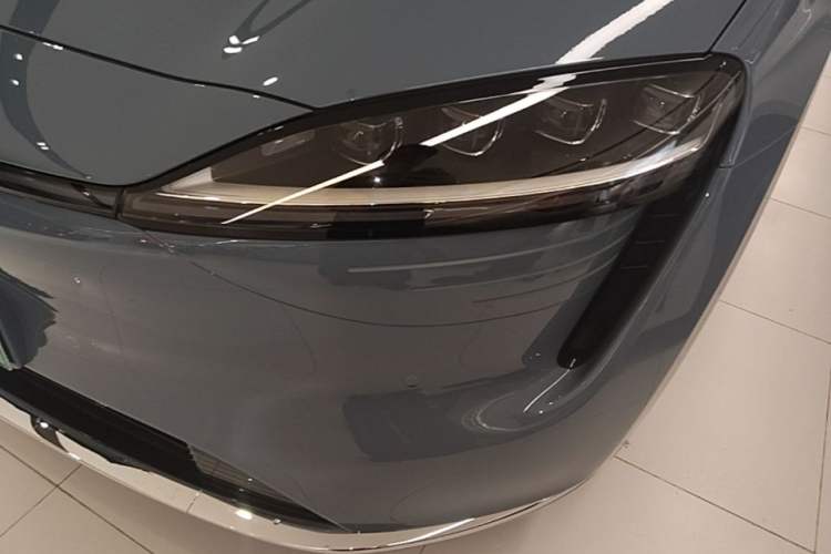 Used Hima Luxeed R7 2025 Range-Extended Version 251 km Max Left Front Headlight