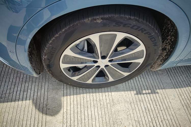 Used Hima Luxeed R7 2025 Range-Extended Version 251 km Max Left Front Wheel Hub