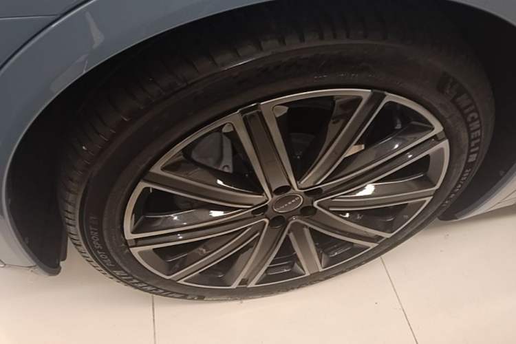 Used Hima Luxeed R7 2025 Range-Extended Version 251 km Max Left Front Wheel Hub