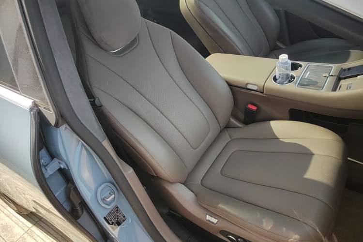 Used Hima Luxeed R7 2025 Range-Extended Version 251 km Max Right Front Seat