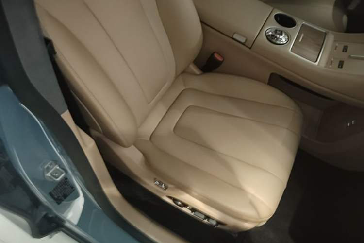 Used Hima Luxeed R7 2025 Range-Extended Version 251 km Max Right Front Seat
