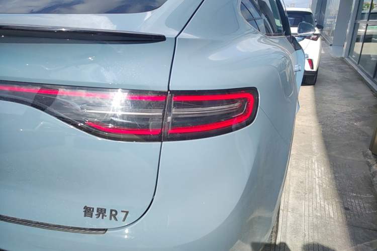 Used Hima Luxeed R7 2025 Range-Extended Version 251 km Max Right Rear Taillight