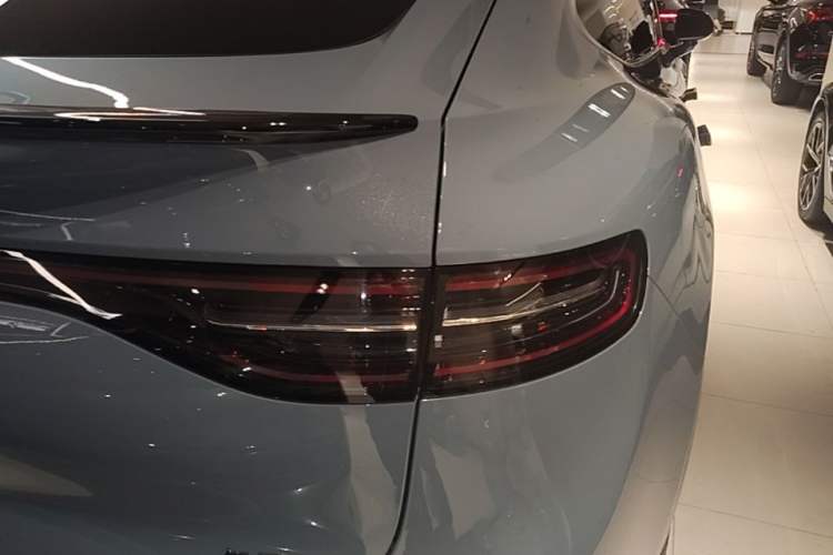 Used Hima Luxeed R7 2025 Range-Extended Version 251 km Max Right Rear Taillight