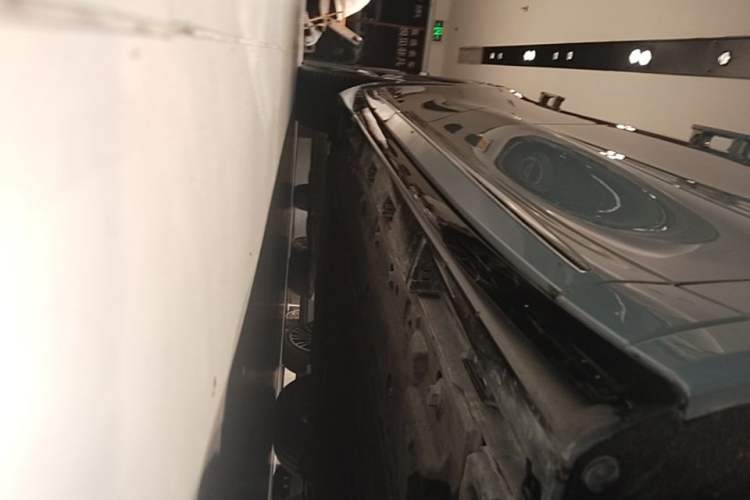 Used Hima Luxeed R7 2025 Range-Extended Version 251 km Max Right Side Sill
