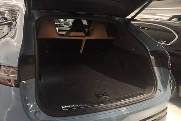 Used Hima Luxeed R7 2025 Range-Extended Version 251 km Max Trunk