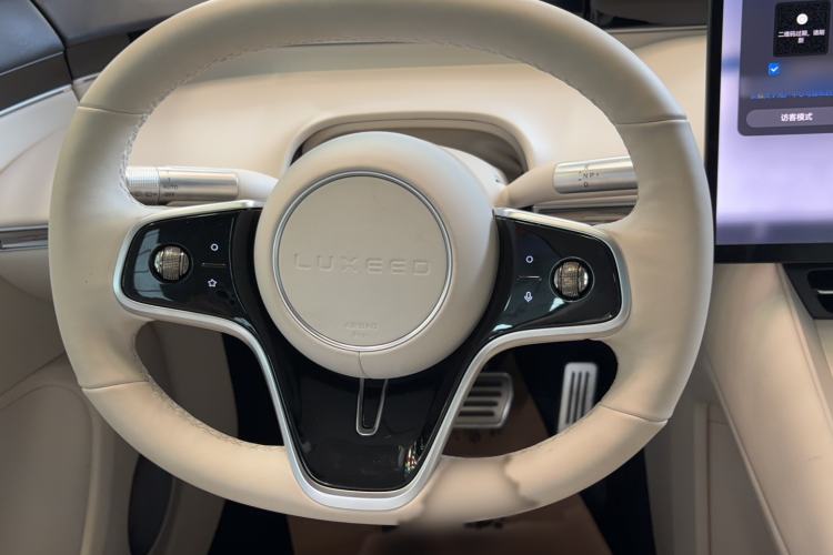 Used Hima Luxeed R7 2025 Range-Extended Version 251 km Max Interior 4