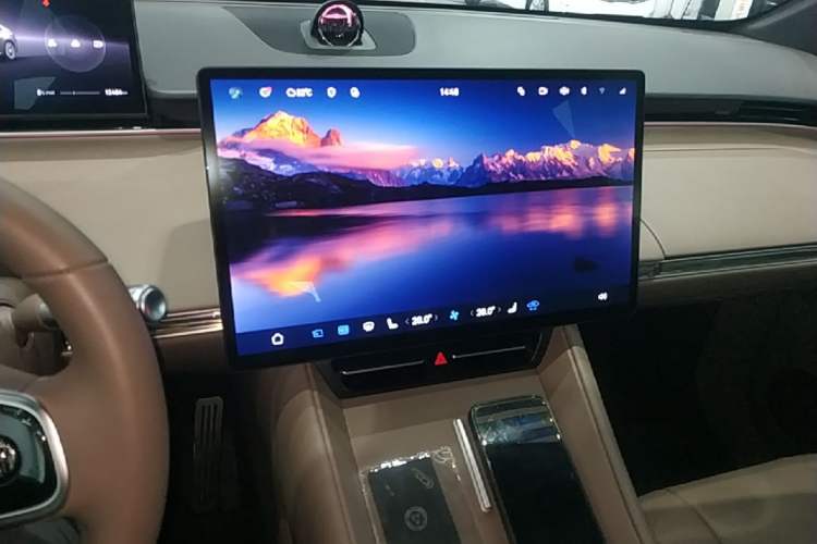 Used Hima Luxeed R7 2025 Range-Extended Version 251 km Max Audio And AC Panel