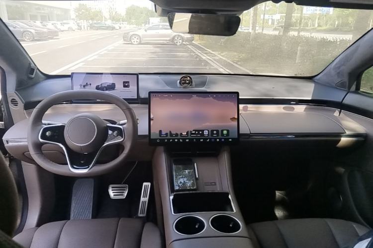 Used Hima Luxeed R7 2025 Range-Extended Version 251 km Max Center Console