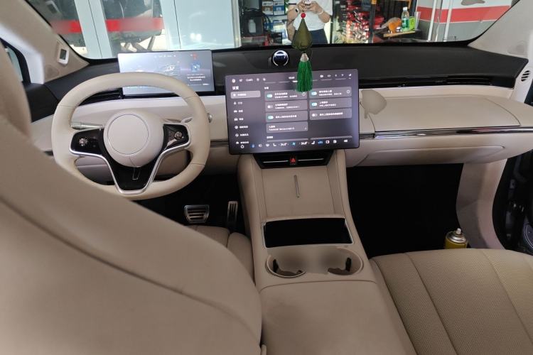 Used Hima Luxeed R7 2025 Range-Extended Version 251 km Max Center Console