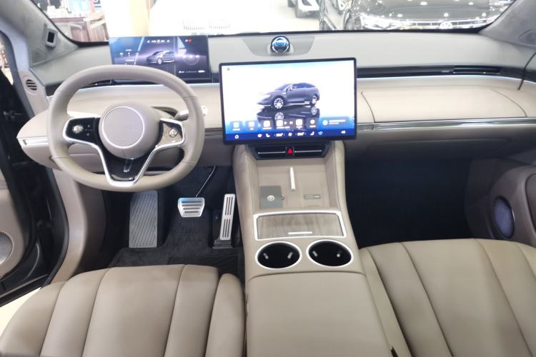 Used Hima Luxeed R7 2025 Range-Extended Version 251 km Max Center Console