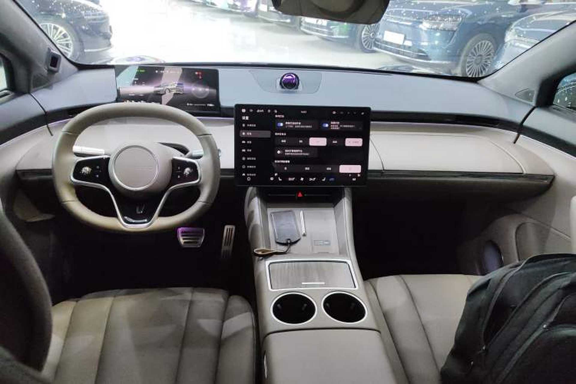 Used Hima Luxeed R7 2025 Range-Extended Version 251 km Max Center Console