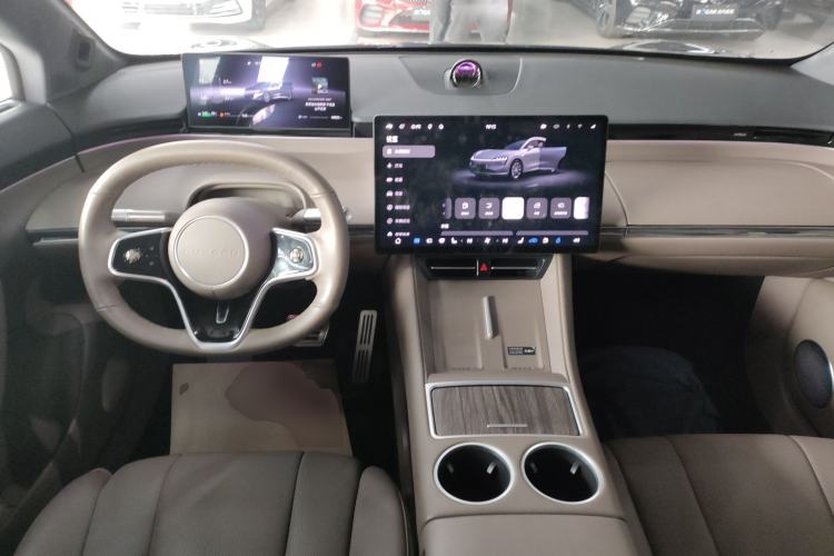 Used Hima Luxeed R7 2025 Range-Extended Version 251 km Max Center Console