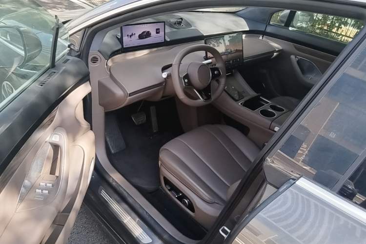 Used Hima Luxeed R7 2025 Range-Extended Version 251 km Max Driver Seat