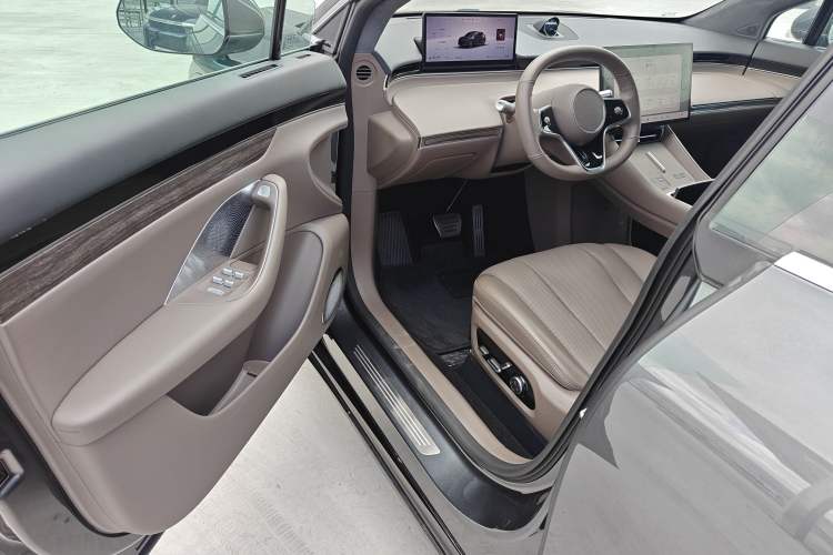 Used Hima Luxeed R7 2025 Range-Extended Version 251 km Max Driver Seat