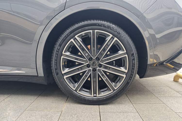 Used Hima Luxeed R7 2025 Range-Extended Version 251 km Max Exterior 2