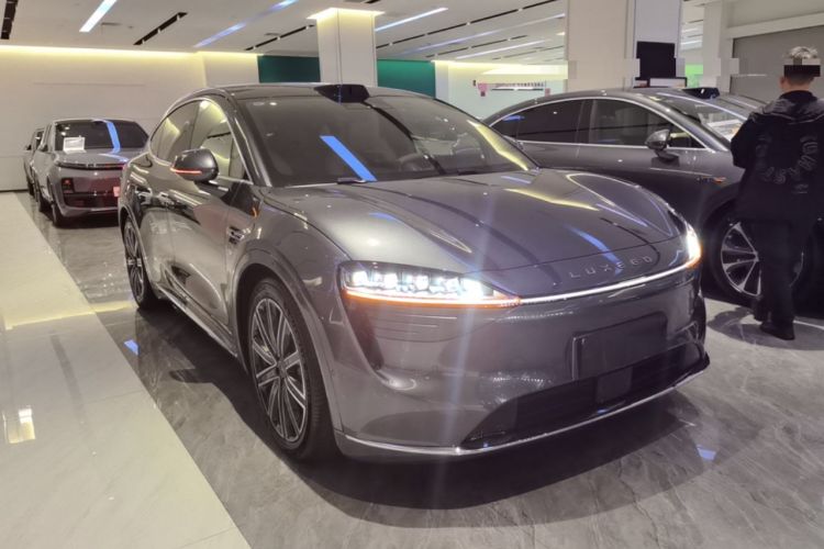 Used Hima Luxeed R7 2025 Range-Extended Version 251 km Max Front Right 45 Deg