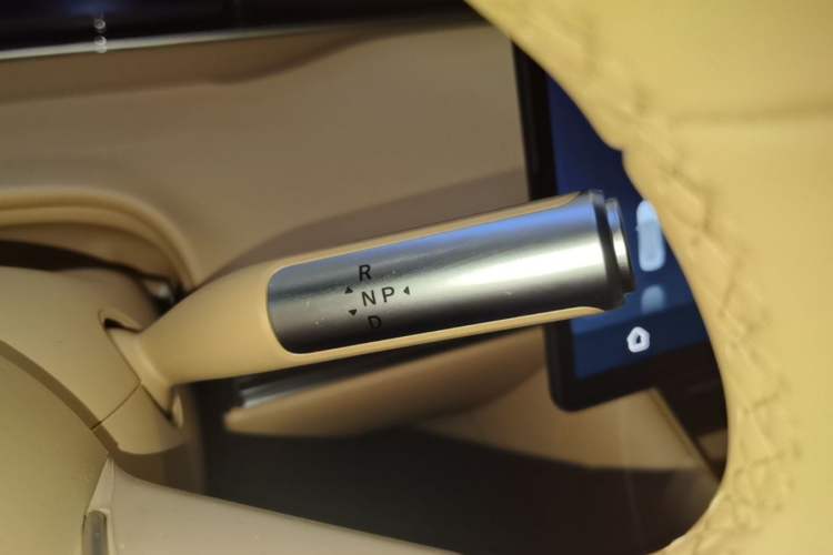Used Hima Luxeed R7 2025 Range-Extended Version 251 km Max Gear Lever