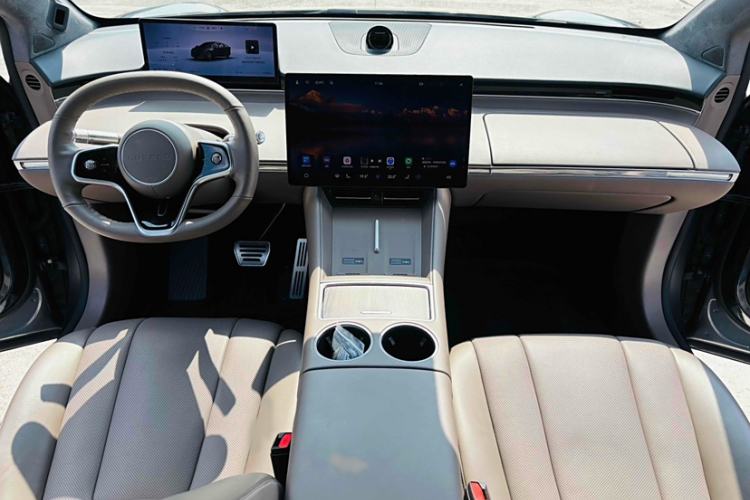 Used Hima Luxeed R7 2025 Range-Extended Version 251 km Max Interior 1