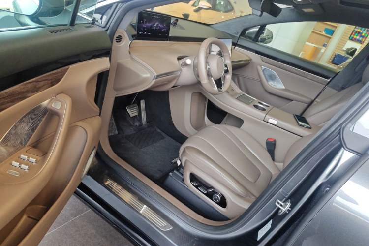 Used Hima Luxeed R7 2025 Range-Extended Version 251 km Max Interior 3